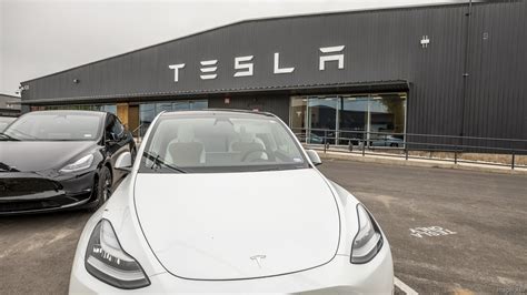 Tesla may replace H-E-B in shopping center, filings indicate